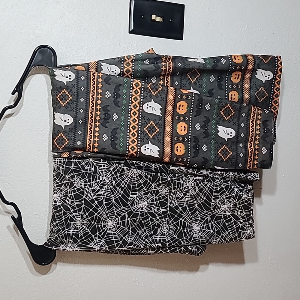 2 pairs of Halloween leggings